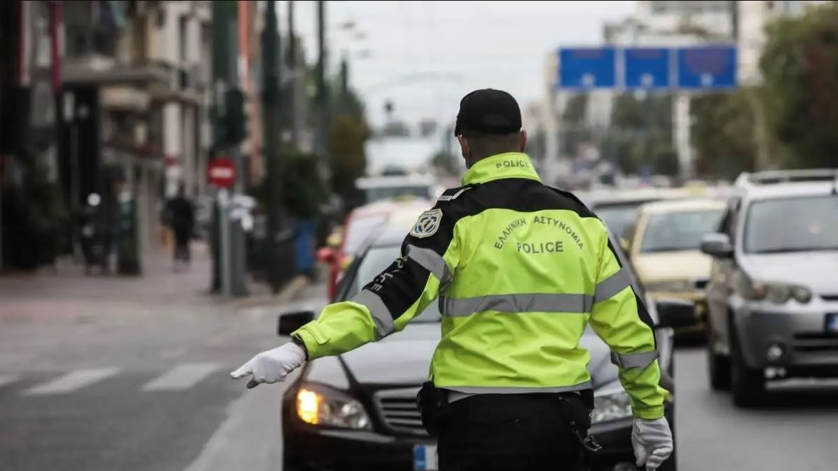 Αστυνομικός της Τροχαίας σε έλεγχο