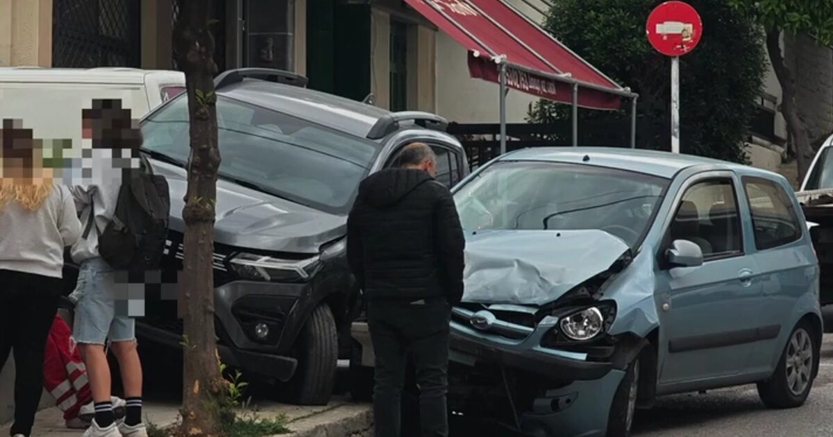 Τροχαίο ατύχημα στην Αγία Βαρβάρα: Δυο αυτοκίνητα καβάλησαν το πεζοδρόμιο έξω από παιδικό σταθμό