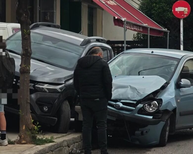 Τροχαίο ατύχημα στην Αγία Βαρβάρα: Δυο αυτοκίνητα καβάλησαν το πεζοδρόμιο έξω από παιδικό σταθμό