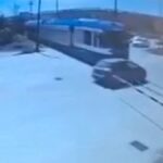 Η στιγμή που το αυτοκίνητο καρφώνεται πάνω στο τρένο στην Πάτρα