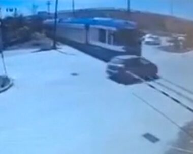 Η στιγμή που το αυτοκίνητο καρφώνεται πάνω στο τρένο στην Πάτρα