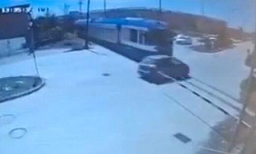 Η στιγμή που το αυτοκίνητο καρφώνεται πάνω στο τρένο στην Πάτρα