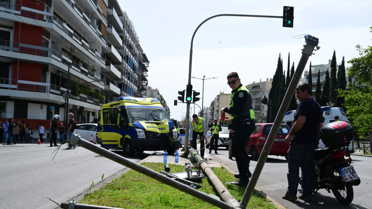 Σοβαρό τροχαίο με ασθενοφόρο στο κέντρο της Αθήνας