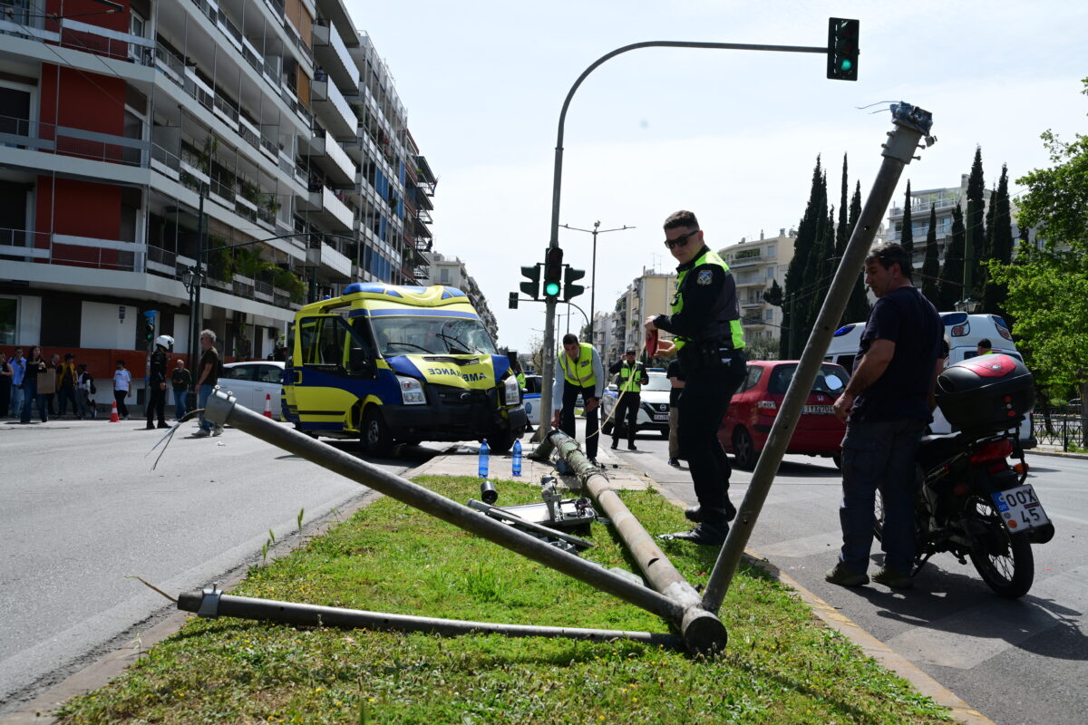 Σοβαρό τροχαίο με ασθενοφόρο στο κέντρο της Αθήνας