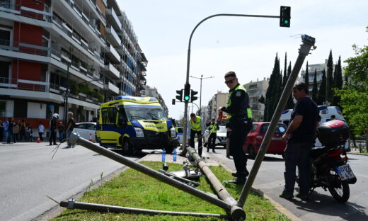 Σοβαρό τροχαίο με ασθενοφόρο στο κέντρο της Αθήνας