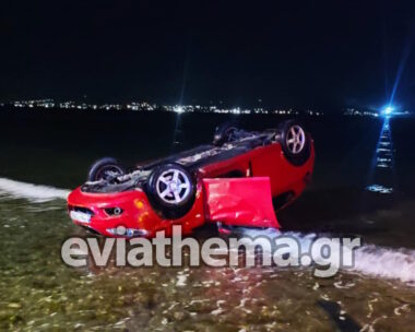 Το αυτοκίνητο που έπεσε στη θάλασσα στη Χαλκίδα
