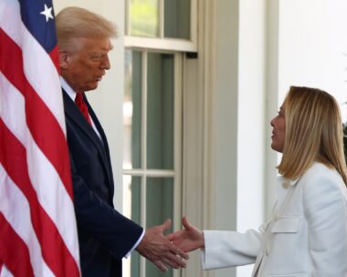 Ο πρόεδρος των ΗΠΑ Ντόναλντ Τραμπ υποδέχεται την πρωθυπουργό της Ιταλίας Τζόρτζια Μελόνι στον Λευκό Οίκο
