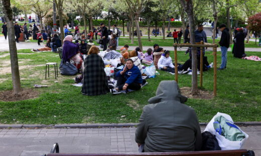 Άνθρωποι απομακρύνονται από το πάρκο Γκεζί μετά από σεισμό, στην Κωνσταντινούπολη, Τουρκία