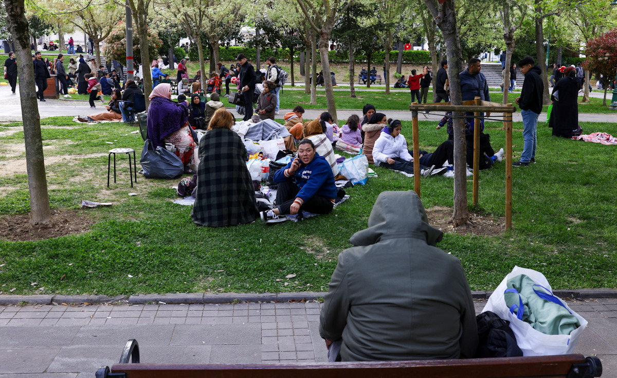 Άνθρωποι απομακρύνονται από το πάρκο Γκεζί μετά από σεισμό, στην Κωνσταντινούπολη, Τουρκία