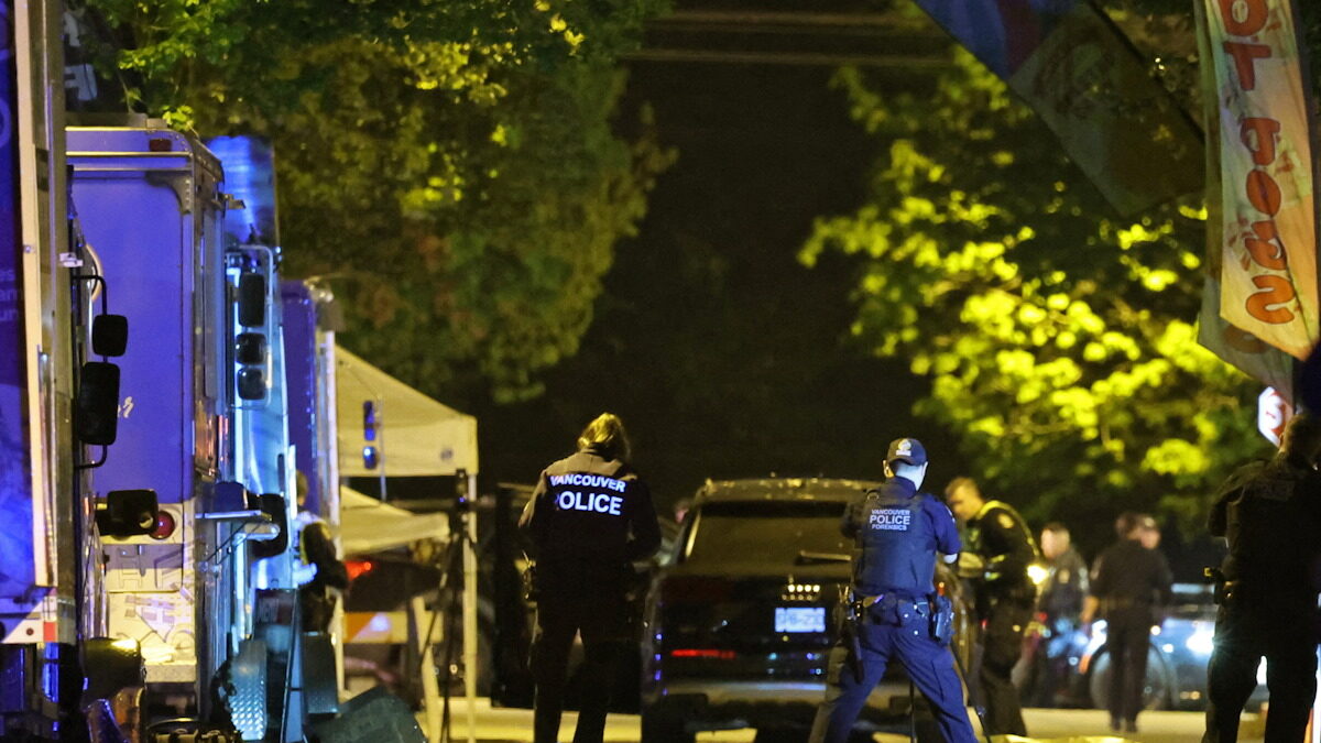 Ιατροδικαστές της αστυνομίας του Βανκούβερ ερευνούν τη σκηνή ενός ύποπτου οχήματος και τα πτώματα των θυμάτων που κείτονται καλυμμένα στο έδαφος, αφού αυτό έπεσε πάνω στο πλήθος σε ένα πάρτι στο Λαπού Λαπού, στο οποίο, σύμφωνα με την αστυνομία, σκοτώθηκαν και τραυματίστηκαν πολλοί άνθρωποι, στο Βανκούβερ του Καναδά