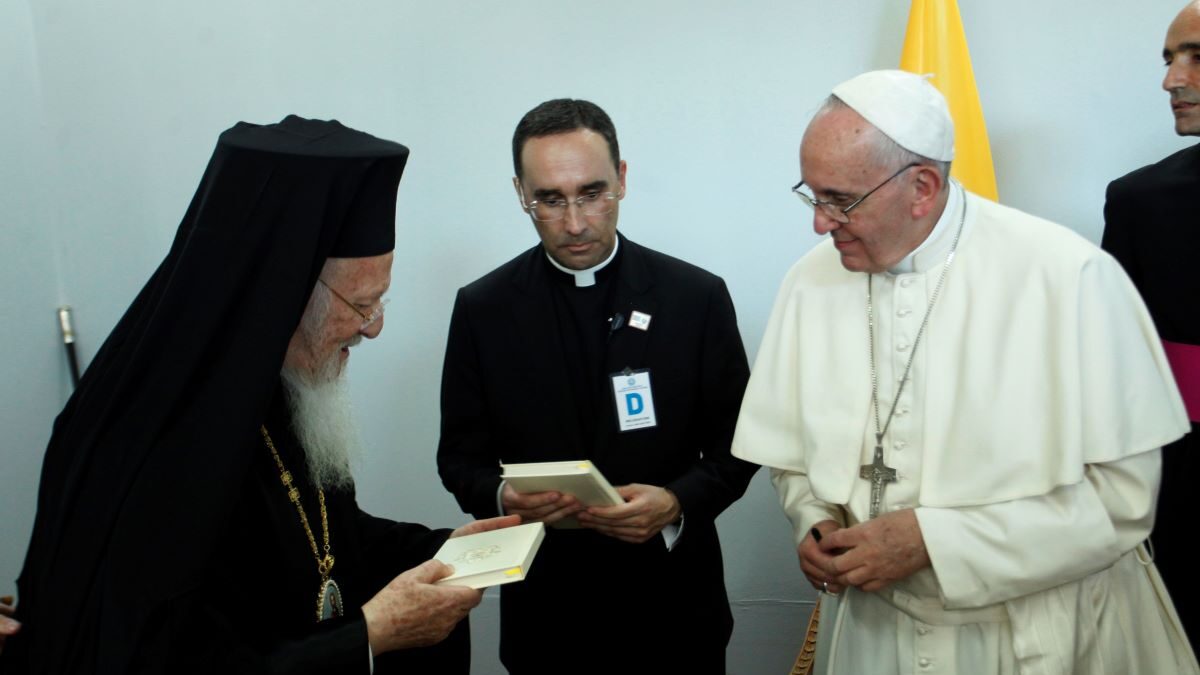 Ο Οικουμενικός Πατριάρχης Βαρθολομαίος με τον Πάπα Φραγκίσκο στη Λέσβο το 2016