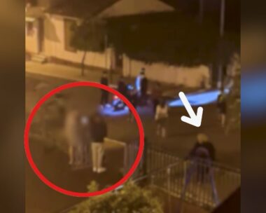 Η στιγμή που πετούν βεγγαλικά στην ηλικιωμένη
