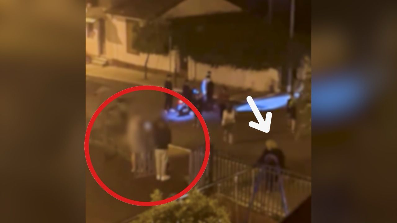 Η στιγμή που πετούν βεγγαλικά στην ηλικιωμένη