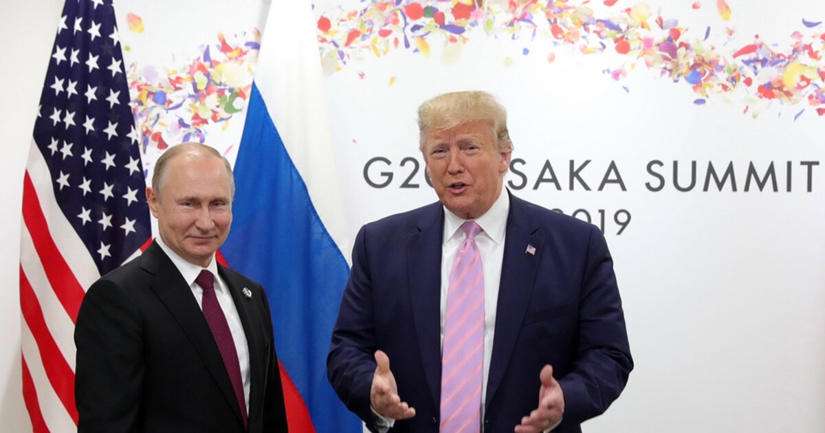 Donald Trump with Vladimir Putin: the Russians bomb Ukraine “San San San San”