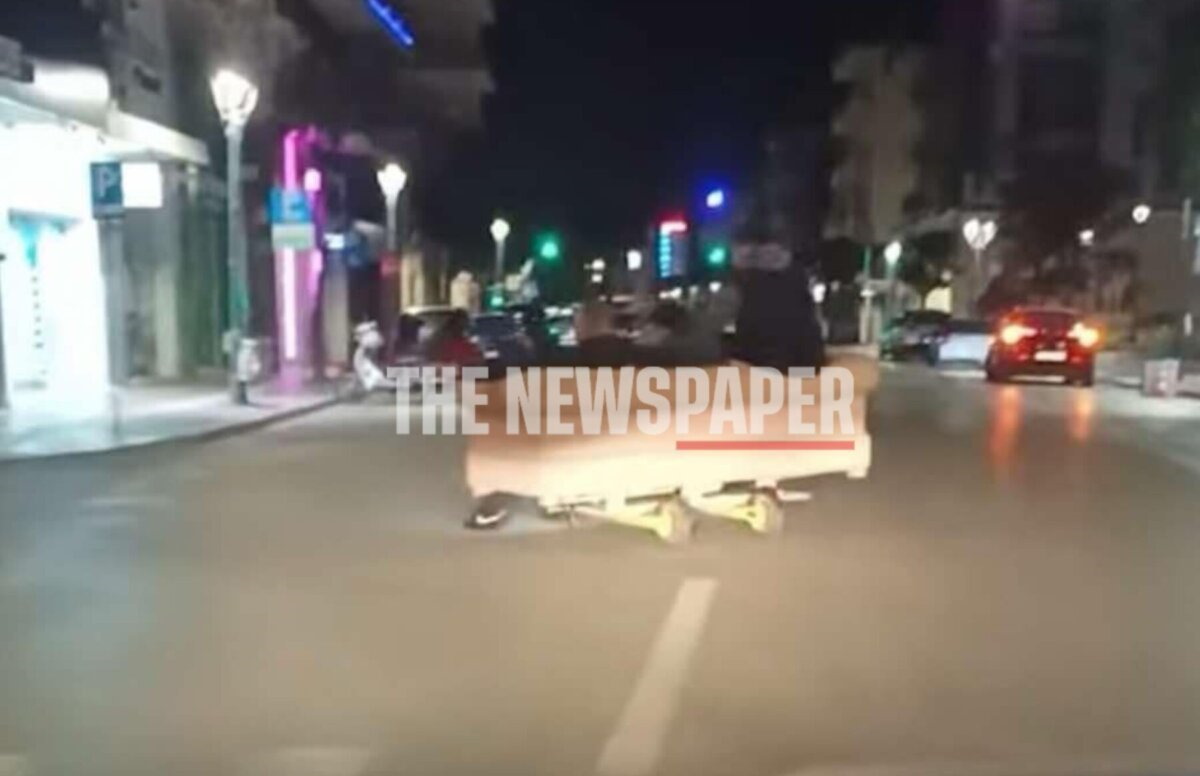 Νεαροί κάνουν βόλτα πάνω σε καναπέ στον Βόλο