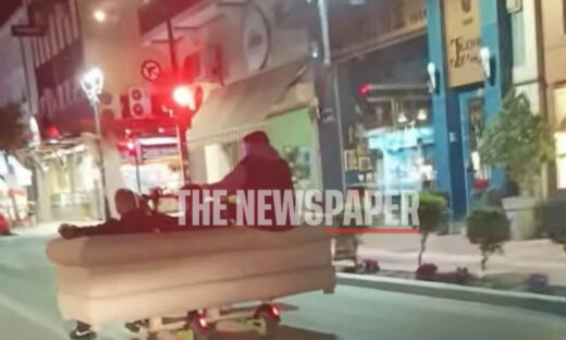 Το περιστατικό έχει ήδη προκαλέσει αντιδράσεις στα social media, ενώ αναμένεται παρέμβαση της Τροχαίας.