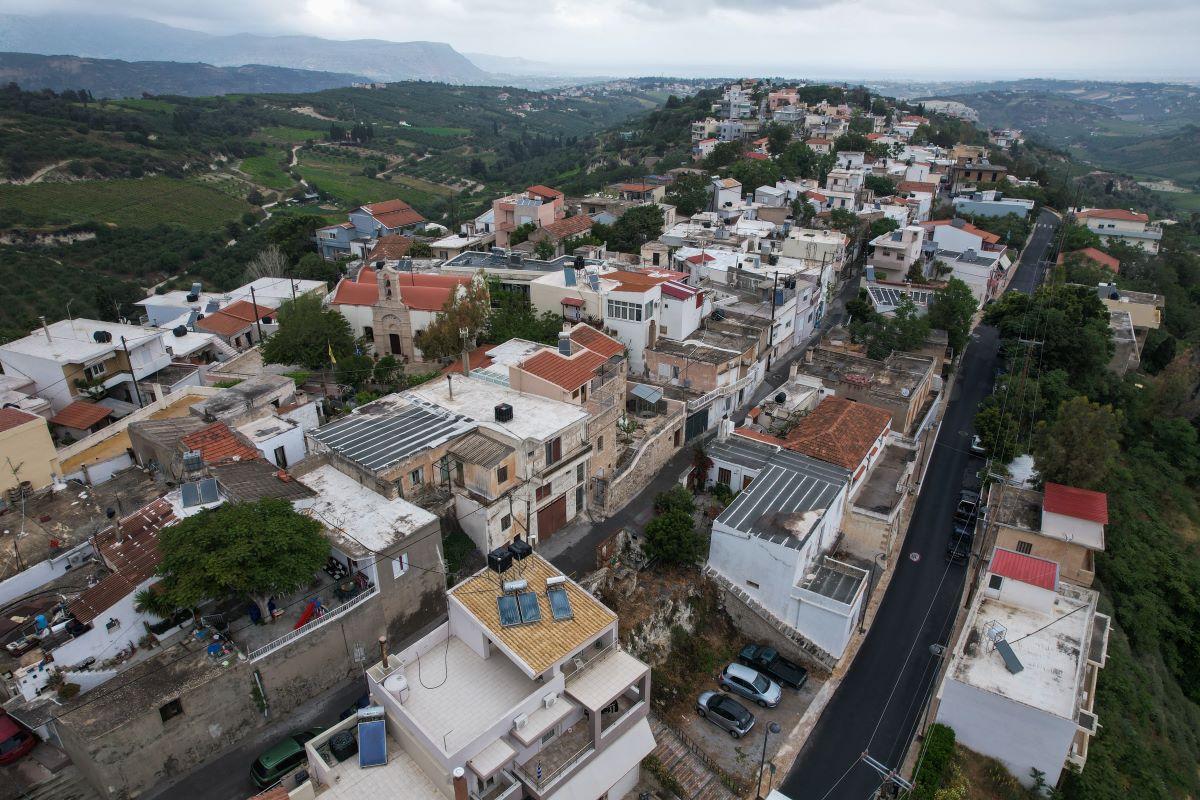 Πανοραμική θέα με το χωριό Βούτες 