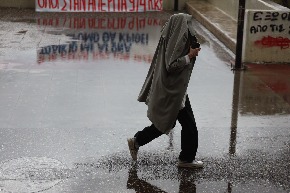 Άνθρωπος στη βροχή