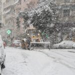 Εκχιονιστικό ανοίγει τους δρόμους