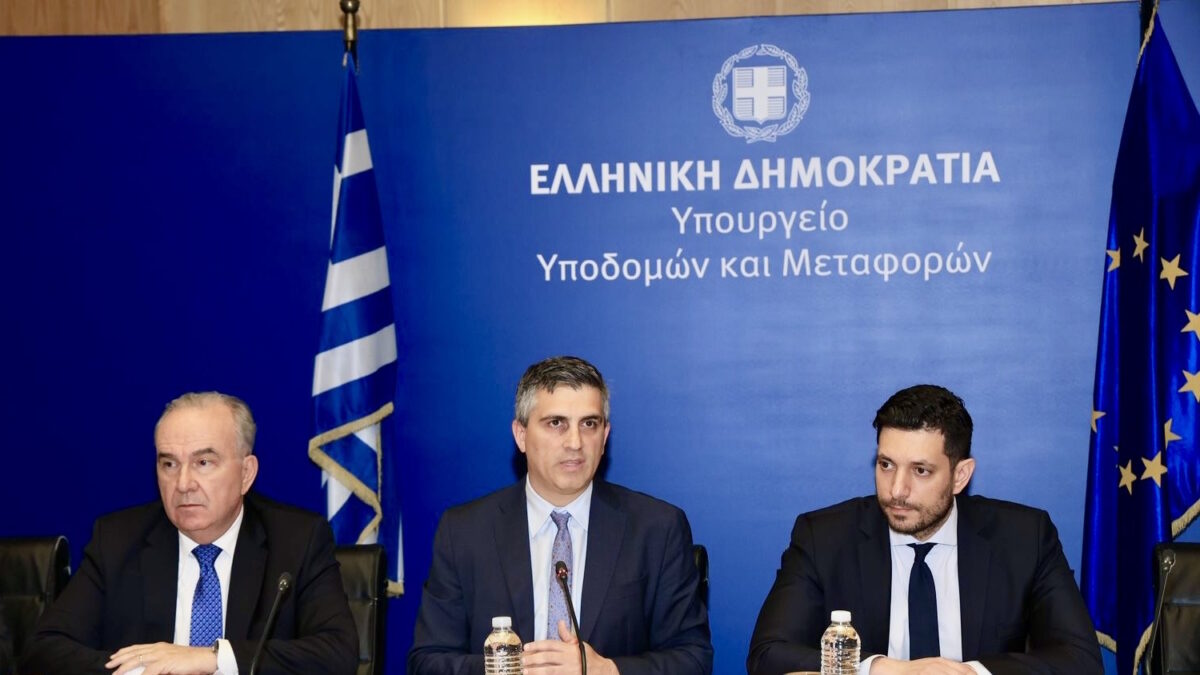 Από αριστερά ο αναπληρωτής υπουργός Οικονομικών Νίκος Παπαθανάσης, ο υπουργός Υποδομών και Μεταφορών Χρίστος Δήμας και ο αναπληρωτής υπουργός Μεταφορών Κωνσταντίνος Κυρανάκης