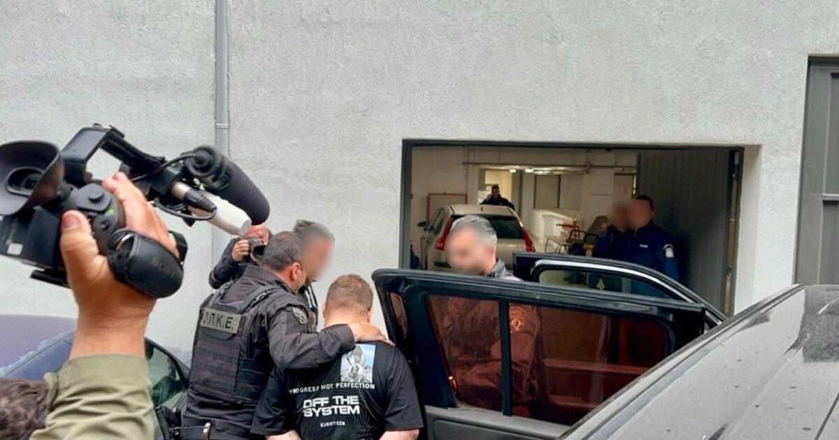 Λάρισα: Με κατεβασμένο το κεφάλι έφτασε στα δικαστήρια ο 21χρονος μητροκτόνος – Απολογείται και ο ξάδελφός του