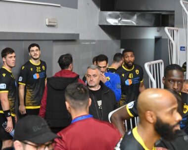 Οι παίκτες της ομάδας χάντμπολ της ΑΕΚ στην έδρα της Αλκαλόιντ (ΦΩΤΟ Eurokinissi)