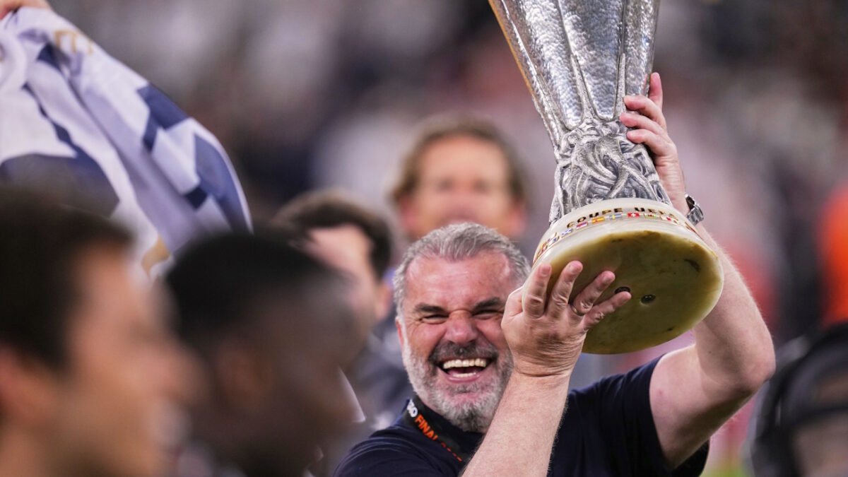 ο Άγγελος Ποστέκογλου με το τρόπαιο του Europa League (ΦΩΤΟ AP Photo