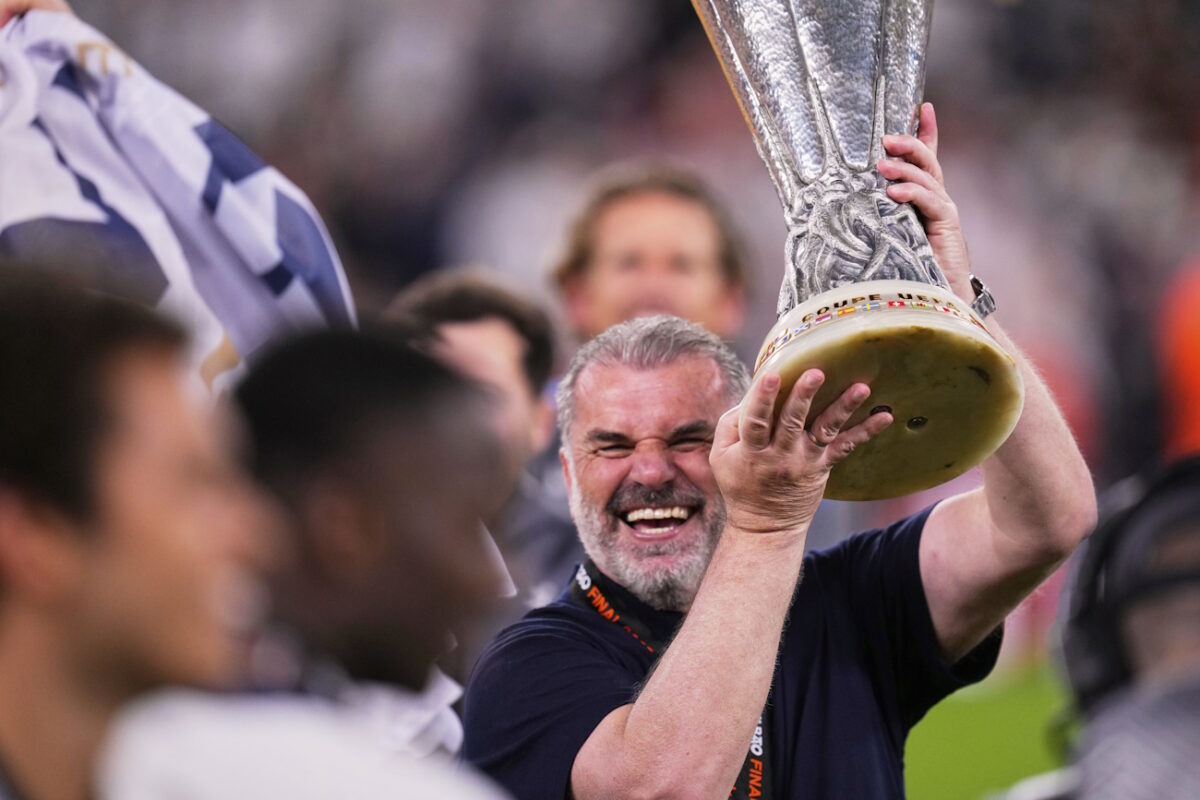 ο Άγγελος Ποστέκογλου με το τρόπαιο του Europa League (ΦΩΤΟ AP Photo