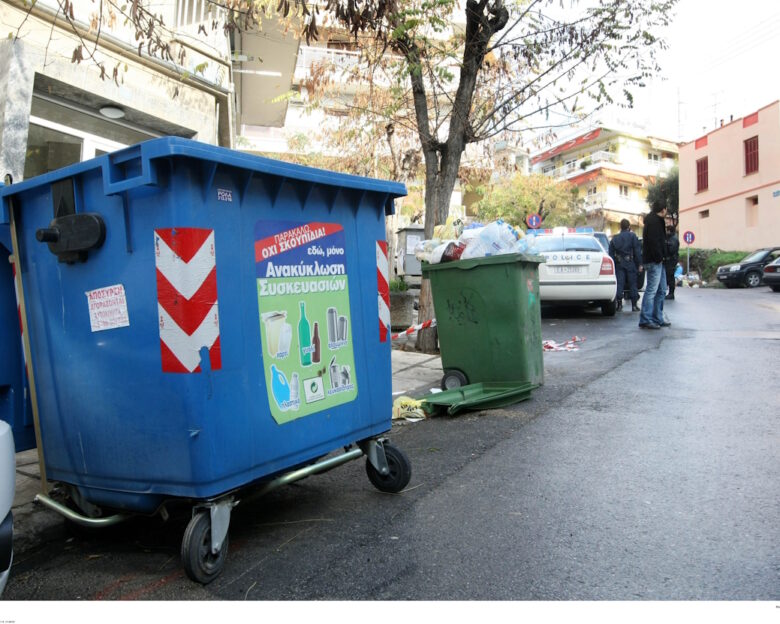 Ηλικιωμένος πέταξε κατά λάθος 20.000 ευρώ σε κάδο ανακύκλωσης – Τα βρήκαν και του τα επέστρεψαν