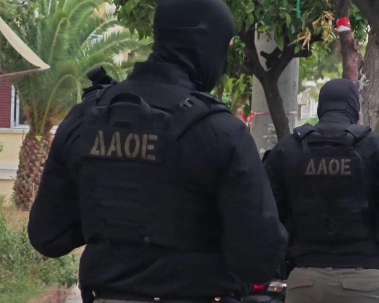 Μεγάλη αστυνομική επιχείρηση του Ελληνικού FBI στην Αγία Βαρβάρα – Πάνω από 10 προσαγωγές