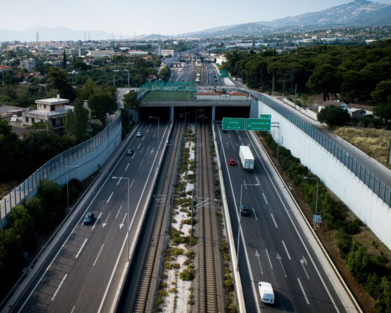 Κλειστή η Αττική Οδός στο ύψος της Πλακεντίας από φωτιά σε όχημα