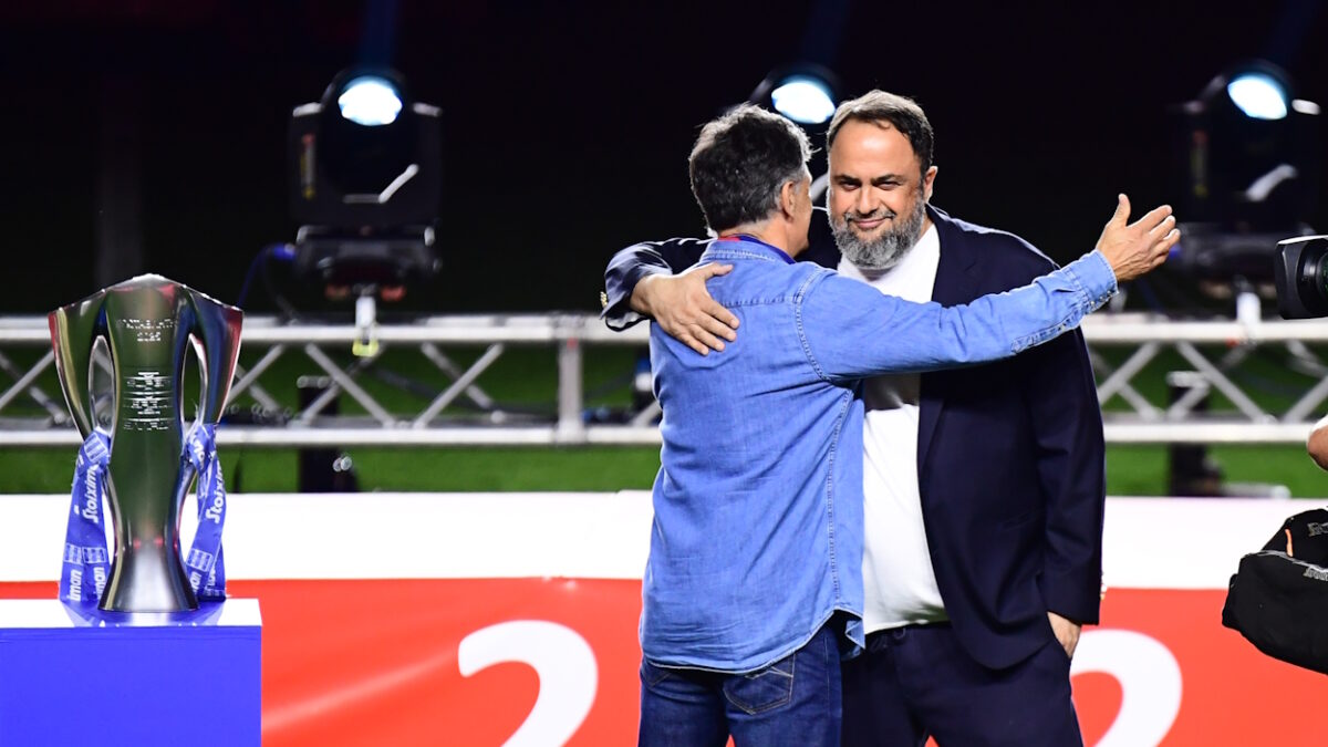 Ο Βαγγέλης Μαρινάκης, αγκαλιά με τον Χοσέ Λουίς Μεντιλίμπαρ (ΦΩΤΟ Eurokinissi)