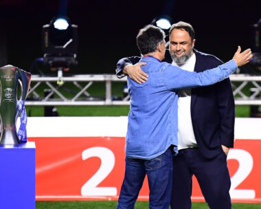 Ο Βαγγέλης Μαρινάκης, αγκαλιά με τον Χοσέ Λουίς Μεντιλίμπαρ (ΦΩΤΟ Eurokinissi)