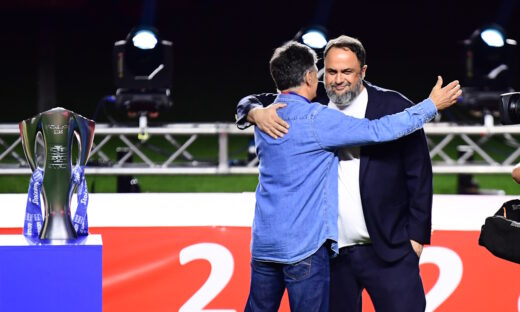 Ο Βαγγέλης Μαρινάκης, αγκαλιά με τον Χοσέ Λουίς Μεντιλίμπαρ (ΦΩΤΟ Eurokinissi)