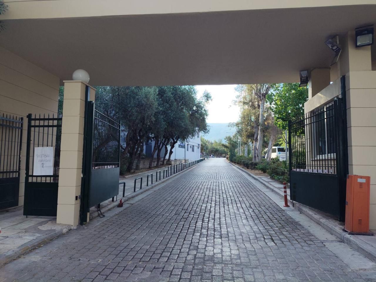 Η είσοδος της Σχολής Νομικών Οικονομικών και Πολιτικών Επιστημών χωρίς μπάρες