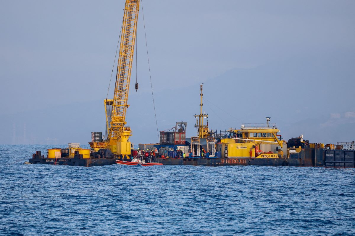 Εικόνα από τις εργασίες για την ανέλκυση του γιοτ