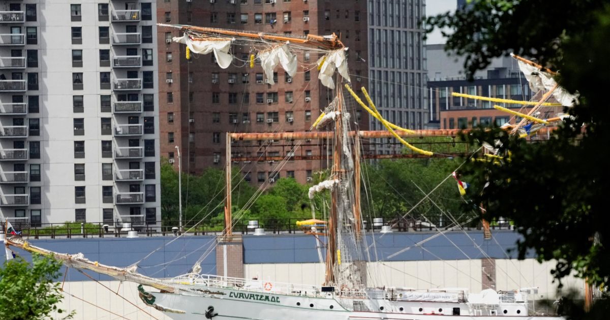 New York: Shocking video with sailors hanging on the masts when the sailboat hits the Brooklyn Bridge