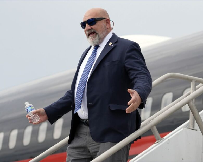 Politico: Ο γκουρού επικοινωνίας του Τραμπ συνεργάζεται με τον Σαλί Μπερίσα για την ανατροπή του Έντι Ράμα