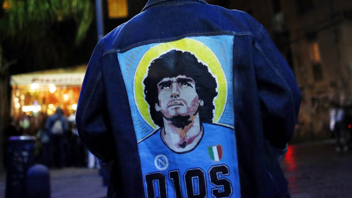 Η εικόνα του Ντιέγκο Μαραντόνα σε jacket φίλου της Νάπολι (ΦΩΤΟ  REUTERS