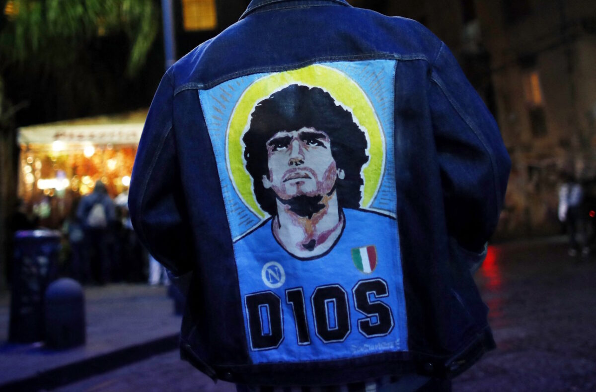 Η εικόνα του Ντιέγκο Μαραντόνα σε jacket φίλου της Νάπολι (ΦΩΤΟ  REUTERS
