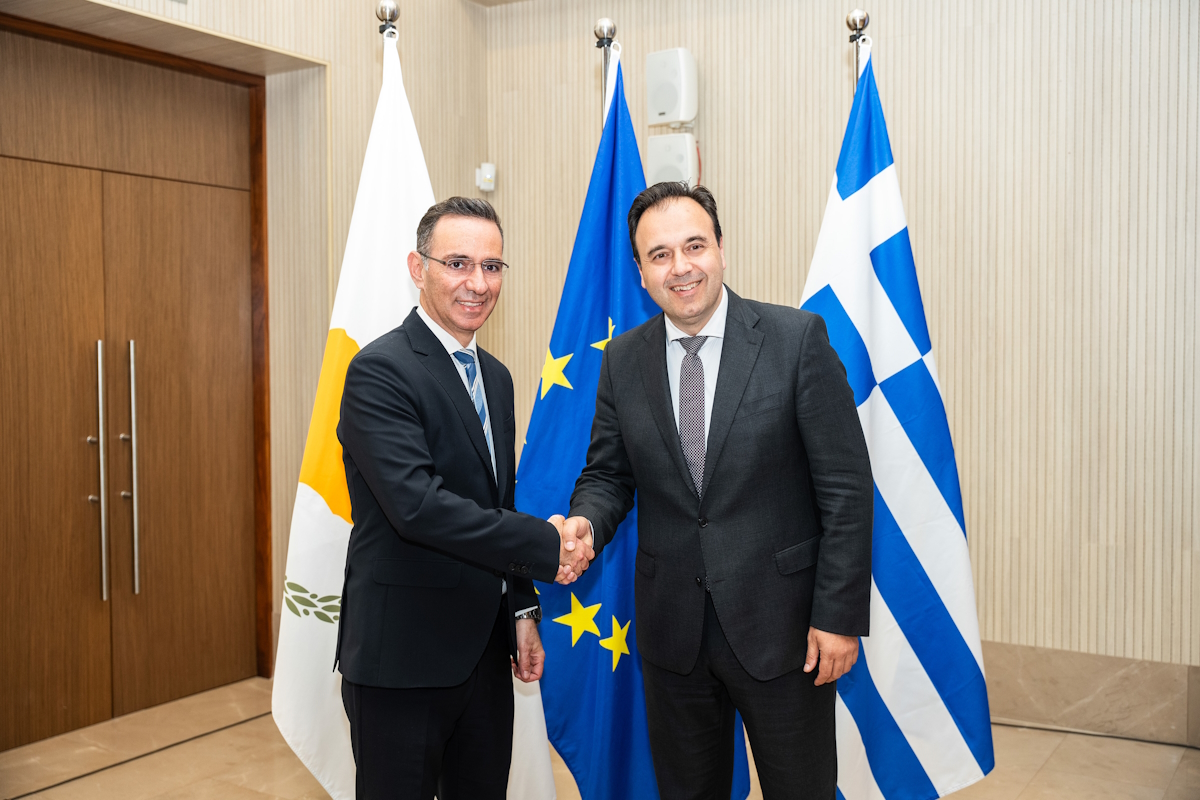 O Υπουργός Ψηφιακής Διακυβέρνησης, Δημήτρης Παπαστεργίου (δεξιά) και ο Κύπριος ομόλογός του, Νικόδημος Δαμιανού