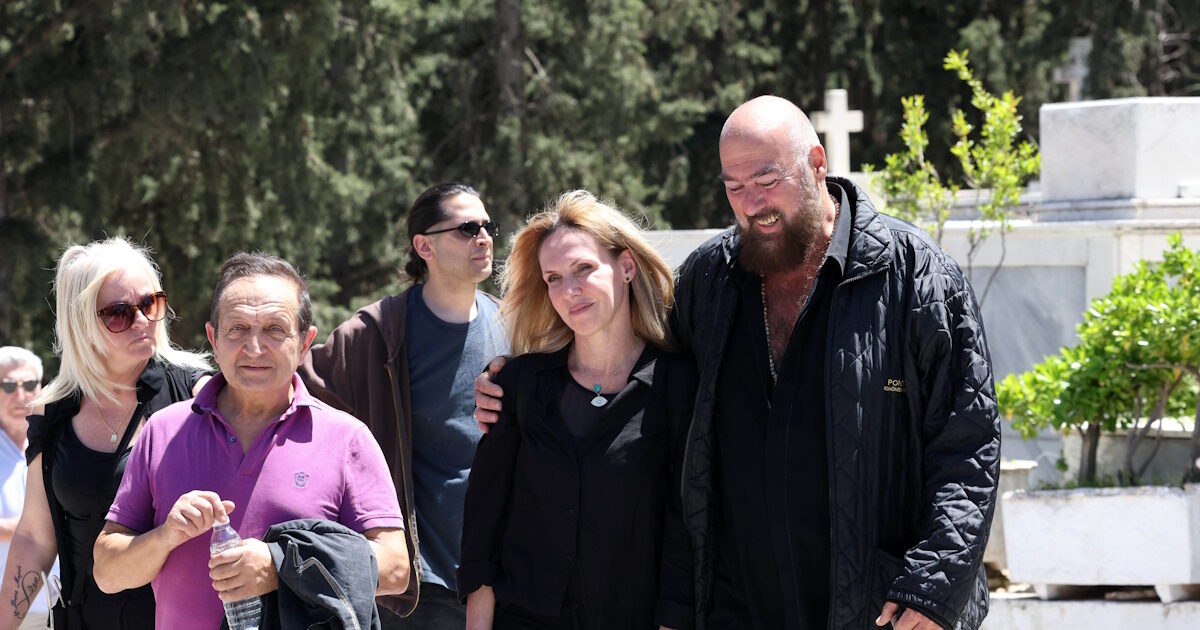 Δημήτρης Σουλελές: Βαρύ κλίμα στην κηδεία του προσωπικού κομμωτή της Μαρινέλλας – Παρουσία πολλών καλλιτεχνών
