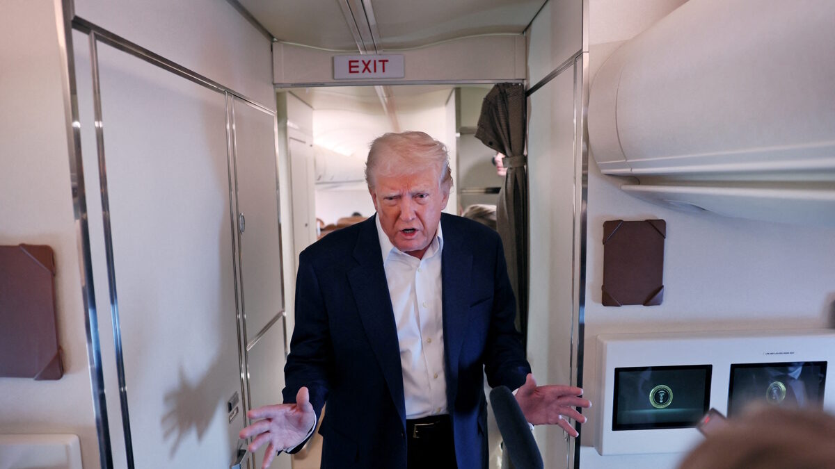 O Ντόναλντ Τραμπ μέσα στο προεδρικό Air Force One
