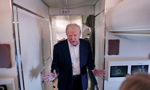 O Ντόναλντ Τραμπ μέσα στο προεδρικό Air Force One
