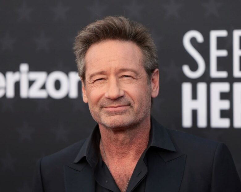 Ντέιβιντ Ντουκόβνι: Βέρα στο δεξί για τον «Fox Mulder» – Ο ηθοποιός των X Files ντύθηκε γαμπρός για 2η φορά