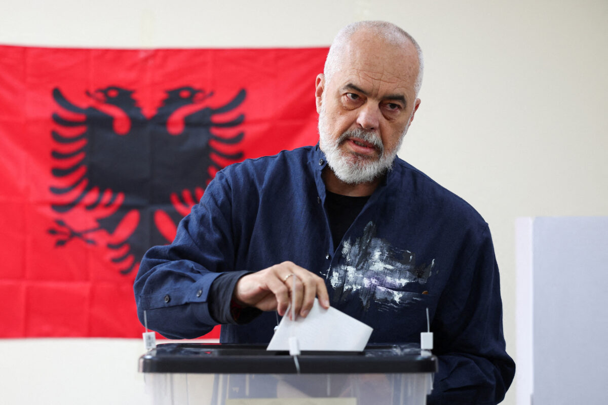 Ο Πρωθυπουργός της Αλβανίας Έντι Ράμα, ηγέτης του Σοσιαλιστικού Κόμματος, ψηφίζει κατά τη διάρκεια των βουλευτικών εκλογών
