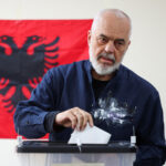 Ο Πρωθυπουργός της Αλβανίας Έντι Ράμα, ηγέτης του Σοσιαλιστικού Κόμματος, ψηφίζει κατά τη διάρκεια των βουλευτικών εκλογών