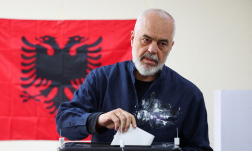 Ο Πρωθυπουργός της Αλβανίας Έντι Ράμα, ηγέτης του Σοσιαλιστικού Κόμματος, ψηφίζει κατά τη διάρκεια των βουλευτικών εκλογών