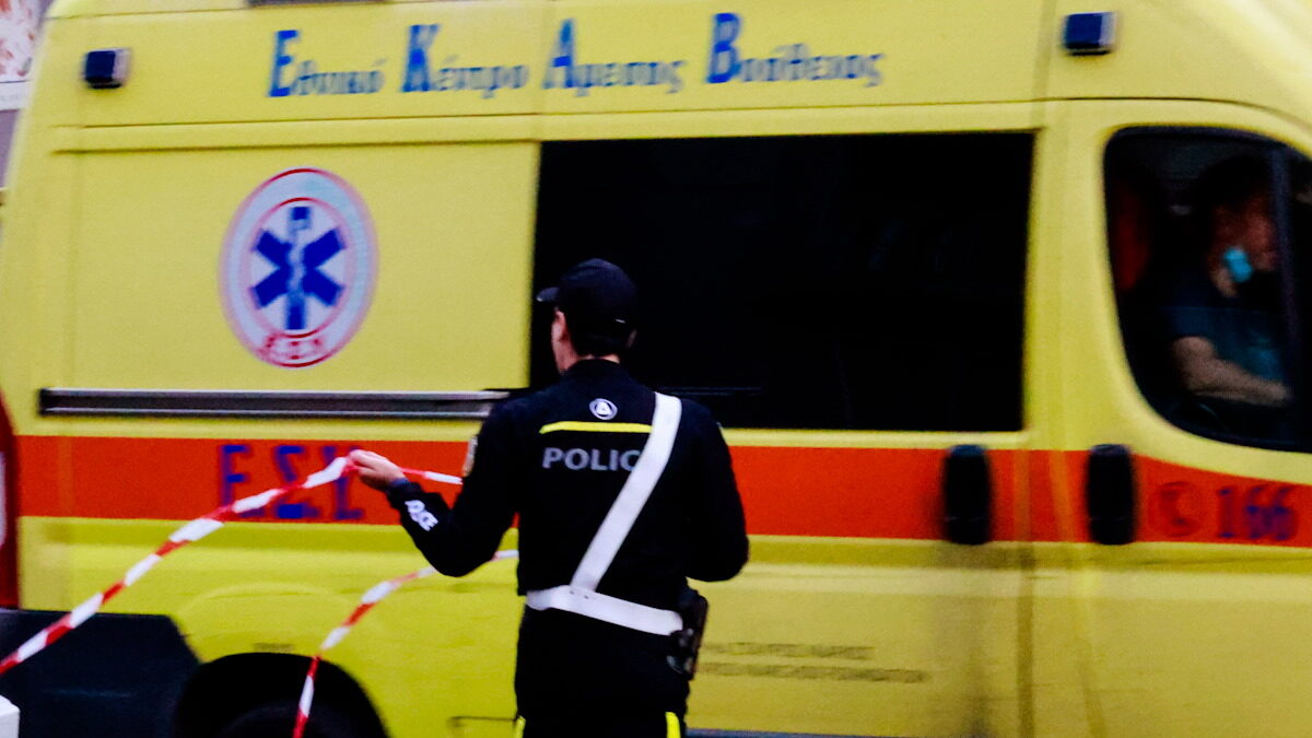 Ένας άνδρας της Τροχαίας και ένα ασθενοφόρο