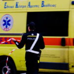 Ένας άνδρας της Τροχαίας και ένα ασθενοφόρο